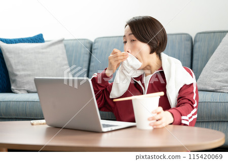 女人吃杯拉麵很辣 115420069