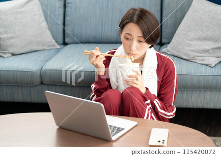 女人吃杯拉麵很辣 115420072