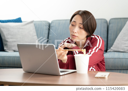 Woman in tracksuit: loss of appetite 115420083