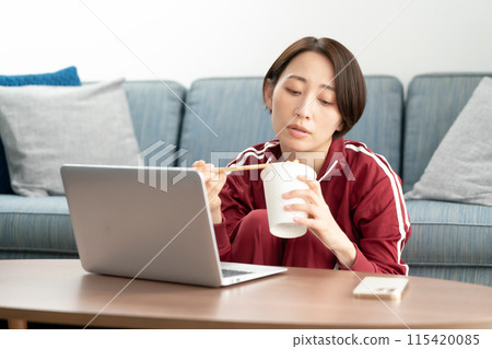 穿球衣的女人，厭食症 115420085