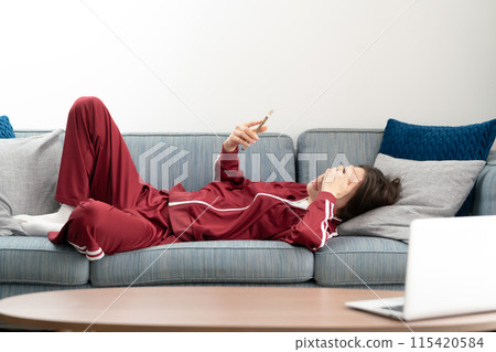 在沙發上的女人看智能手機 115420584