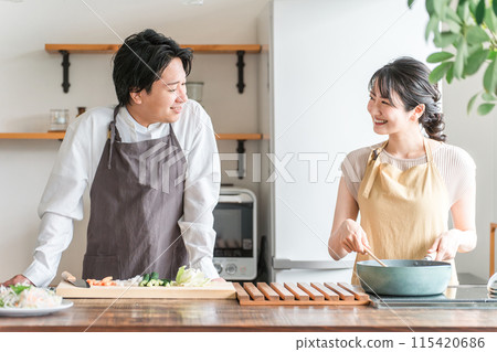 男女、已婚夫婦、夫妻、情人(新婚、同居)在廚房做飯 男女、已婚夫婦、夫妻、情人(新婚、同居)在廚房做飯 115420686