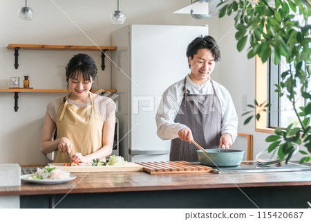 男女、已婚夫婦、夫妻、情人（新婚、同居）在廚房做飯 115420687