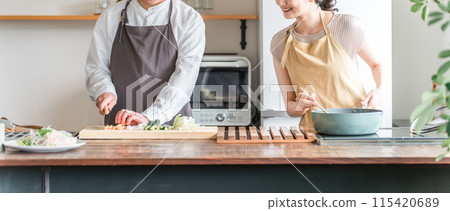 男女、已婚夫婦、夫妻、情人（新婚、同居）在廚房做飯 115420689