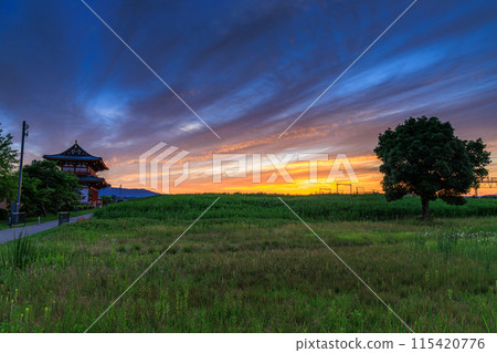 奈良平城京遺址朱雀門廣場的夜景 朱雀門放射出的金雲 奈良平城京遺址朱雀門廣場的夜景 朱雀門放射出的金雲 115420776