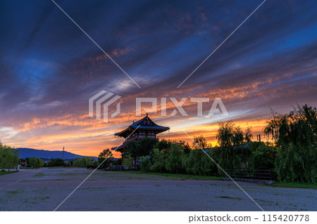 奈良平城京遺址朱雀門廣場的夜景 茜草雲鋪滿天空和朱雀門①。 115420778
