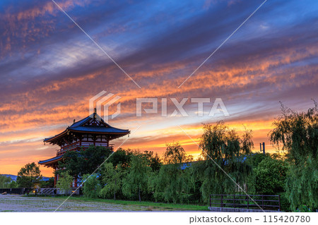 奈良平城京遺址朱雀門廣場的黃昏景色,天空鋪滿了茜草雲和朱雀② 奈良平城京遺址朱雀門廣場的黃昏景色,天空鋪滿了茜草雲和朱雀② 115420780