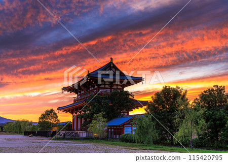 Evening view of the Suzakumon Square at the Heijo-kyo site in Nara: crimson clouds spreading across the sky and the Suzakumon Gate ⑧ 115420795