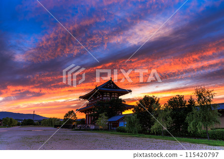 奈良平城京遺址朱雀門廣場的夜景 茜草雲鋪滿天空和朱雀門➈。 115420797
