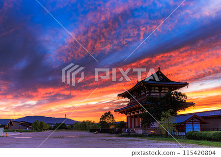 奈良平城京遺址朱雀門廣場的夜景，天空中鋪滿了茜草雲，朱雀門⑫ 115420804