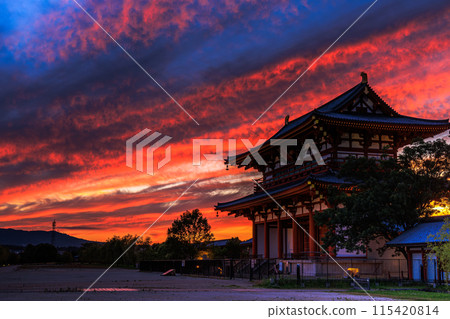 Evening view of the Suzakumon Square at the Heijo-kyo site in Nara: crimson clouds spreading across the sky and the Suzakumon Gate ⑮ 115420814