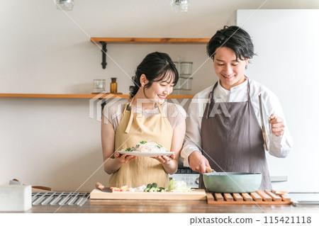 夫婦，夫婦，男人和女人，家庭主婦，妻子，丈夫在廚房做飯 115421118