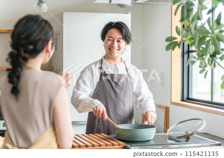 年輕的亞洲丈夫在廚房做飯和做家事(做飯男孩,自己做飯,雙收入,丁克族,愛好) 年輕的亞洲丈夫在廚房做飯和做家事(做飯男孩,自己做飯,雙收入,丁克族,愛好) 115421135