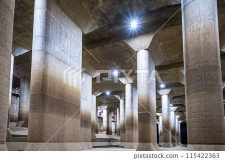 The Metropolitan Area Outer Underground Discharge Channel: The world's largest underground discharge channel that reduces flood damage in the metropolitan area. Flood control facility: Underground temple "pressure-regulating tank" 115422363
