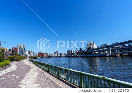 陽光明媚的日子裡的隅田川露台 陽光明媚的日子裡的隅田川露台 115422570