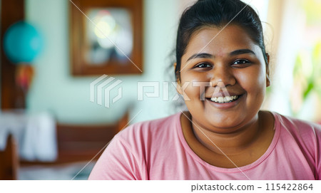 微笑的印度胖女人 115422864
