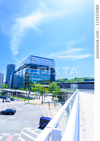 晴空萬裡的熊本站格外引人注目（熊本站白川口（東口）車站廣場）【從廣場看到的風景】 115423060