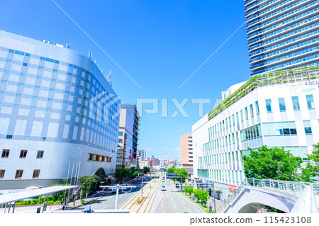 The scenery around Kumamoto Station, shining on a beautiful, clear blue sky (Kumamoto Station Shirakawa Exit (East Exit) Station Square) [Scenery seen from the square] 115423108