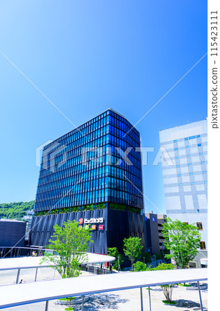 The scenery around Kumamoto Station, shining on a beautiful, clear blue sky (Kumamoto Station Shirakawa Exit (East Exit) Station Square) [Scenery seen from the square] 115423111