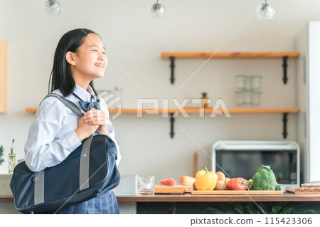 Elementary school, junior high school, and high school girls wearing uniforms in the kitchen at home 115423306