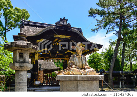 Toyokuni Shrine Statue of Toyotomi Hideyoshi (Kiyomizu ware) and Karamon Gate 115424362