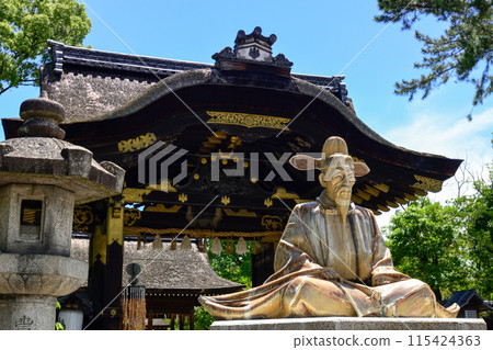 Toyokuni Shrine Statue of Toyotomi Hideyoshi (Kiyomizu ware) and Karamon Gate 115424363