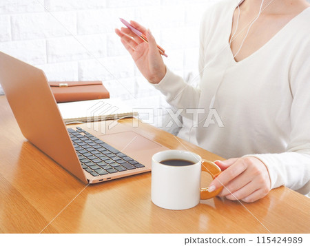 一位女士使用電腦進行線上對話 115424989