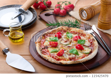 Pizza Margherita Buono Bouno means "delicious" in Italian. 115425470