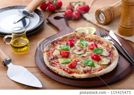 Pizza Margherita Buono Pizza在意大利語中的意思是“美味” Pizza Margherita Buono Pizza在意大利語中的意思是“美味” 115425473