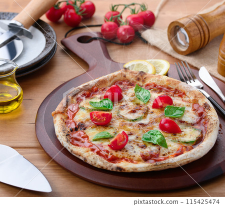 Pizza Margherita Buono Pizza在意大利語中的意思是“美味” 115425474