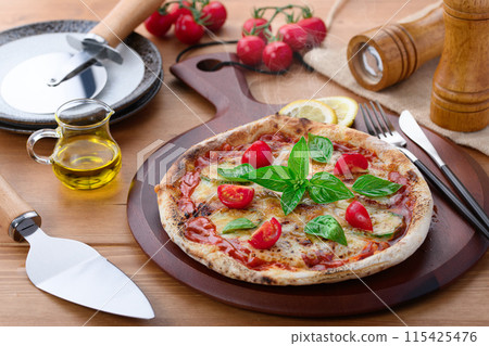 Pizza Margherita Buono Pizza在意大利語中的意思是“美味” 115425476