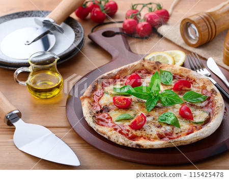 Pizza Margherita Buono Pizza在意大利語中的意思是“美味” Pizza Margherita Buono Pizza在意大利語中的意思是“美味” 115425478