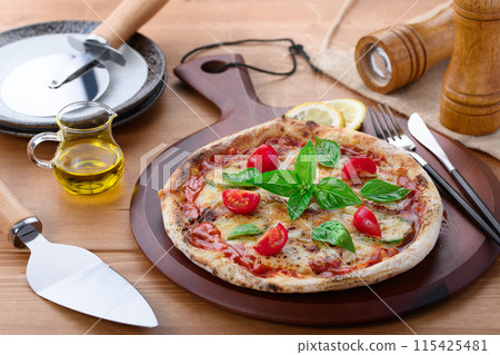 Pizza Margherita Buono Bouno means "delicious" in Italian. Pizza Margherita Buono Bouno means "delicious" in Italian. 115425481