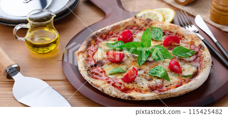 Pizza Margherita Buono Pizza在意大利語中的意思是“美味” 115425482