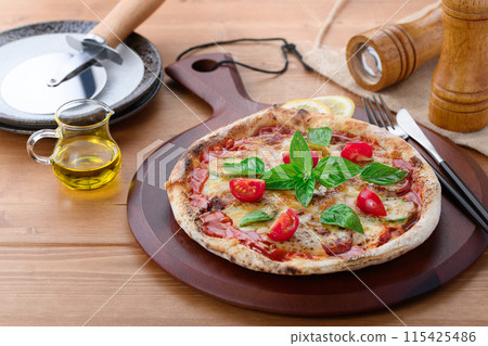 Pizza Margherita Buono Bouno means "delicious" in Italian. 115425486