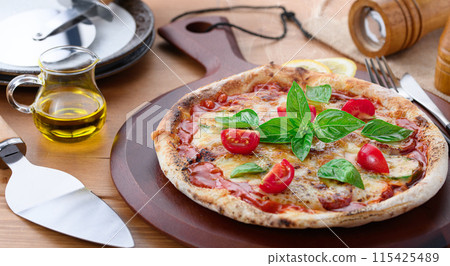 Pizza Margherita Buono Bouno means "delicious" in Italian. 115425489