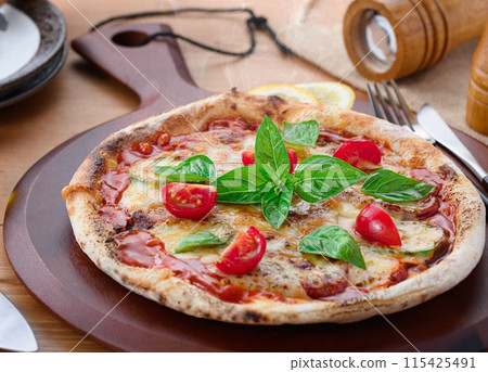 Pizza Margherita Buono Pizza在意大利語中的意思是“美味” 115425491