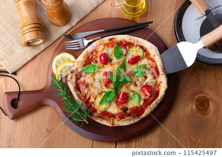 Pizza Margherita Buono Pizza在意大利語中的意思是“美味” Pizza Margherita Buono Pizza在意大利語中的意思是“美味” 115425497