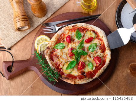 Pizza Margherita Buono Bouno means "delicious" in Italian. 115425498