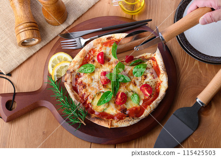 Pizza Margherita Buono Bouno means "delicious" in Italian. Pizza Margherita Buono Bouno means "delicious" in Italian. 115425503