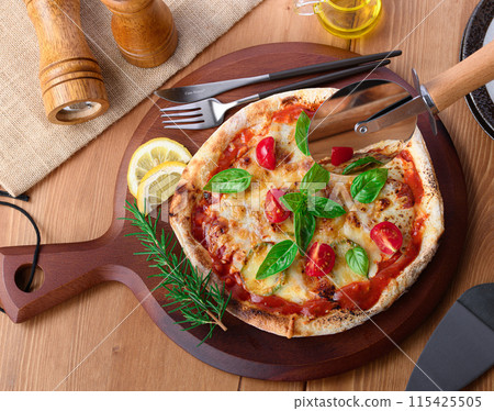 Pizza Margherita Buono Pizza在意大利語中的意思是“美味” 115425505