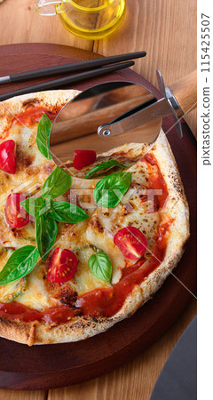 Pizza Margherita Buono Pizza在意大利語中的意思是“美味” 115425507