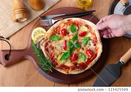 Pizza Margherita Buono Pizza在意大利語中的意思是“美味” 115425509