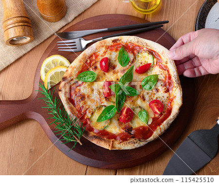 Pizza Margherita Buono Bouno means "delicious" in Italian. 115425510