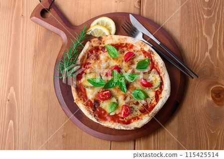 Pizza Margherita Buono Pizza在意大利語中的意思是“美味” 115425514