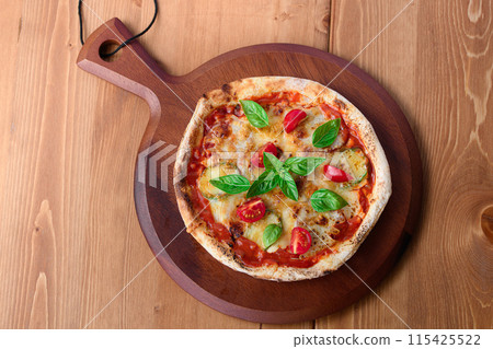 Pizza Margherita Buono Pizza在意大利語中的意思是“美味” 115425522