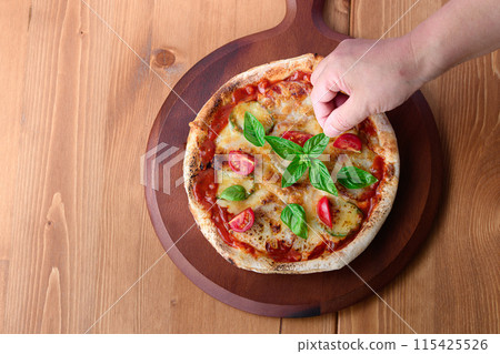 Pizza Margherita Buono Pizza在意大利語中的意思是“美味” Pizza Margherita Buono Pizza在意大利語中的意思是“美味” 115425526