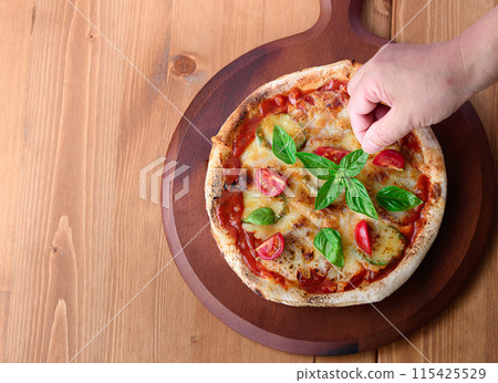 Pizza Margherita Buono Pizza在意大利語中的意思是“美味” Pizza Margherita Buono Pizza在意大利語中的意思是“美味” 115425529