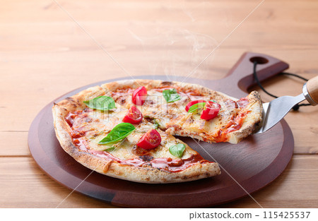 Pizza Margherita Buono Pizza在意大利語中的意思是“美味” 115425537