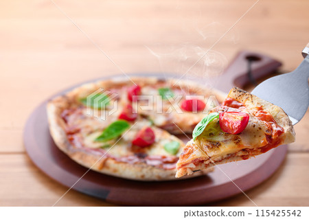 Pizza Margherita Buono Bouno means "delicious" in Italian. 115425542